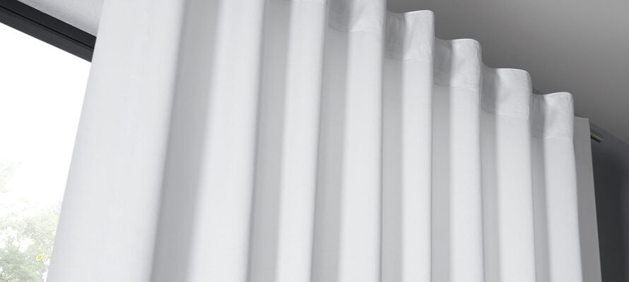 Ausschnitt eines Fensters mit Vorhang von novel